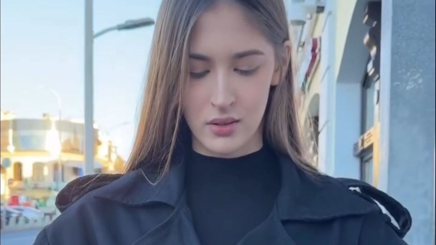 街头系列-白色卷发的白皮肤婚纱人妻