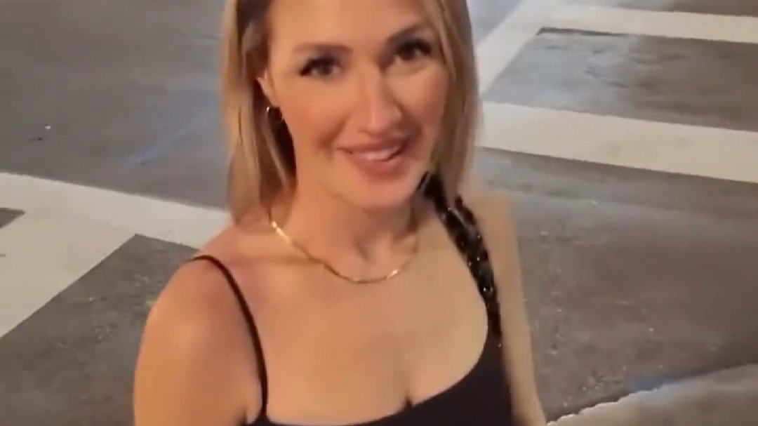 捷克街头-齐刘海白色长发的美腿瑜伽裤人妻