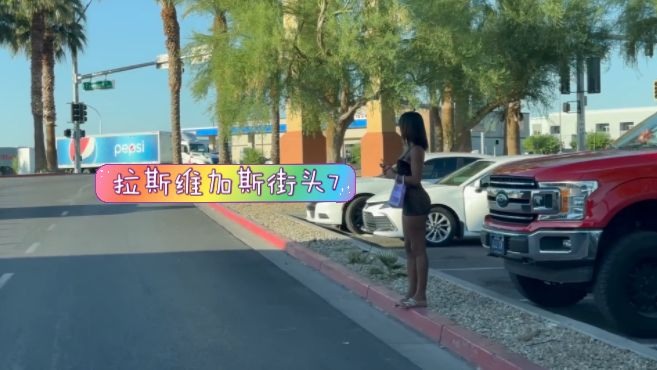 捷克街头-齐刘海金色中长发的黑皮肤漂亮人妻