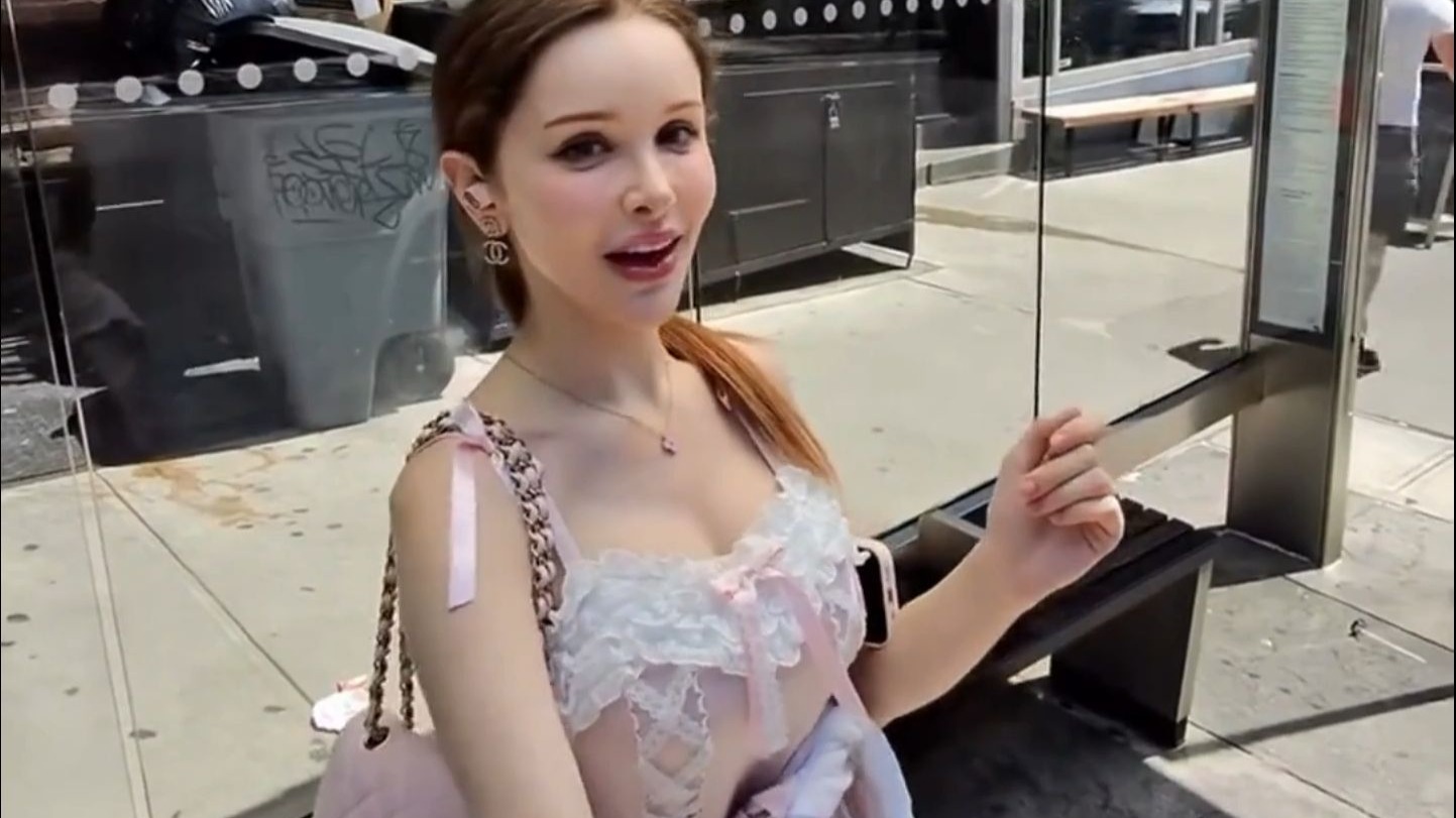 街头系列-齐刘海粉色长发的长腿Cosplay球队经理