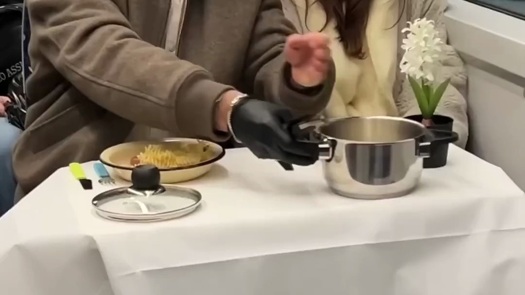捷克街头-黑色盘发的飞机场眼镜娘学生